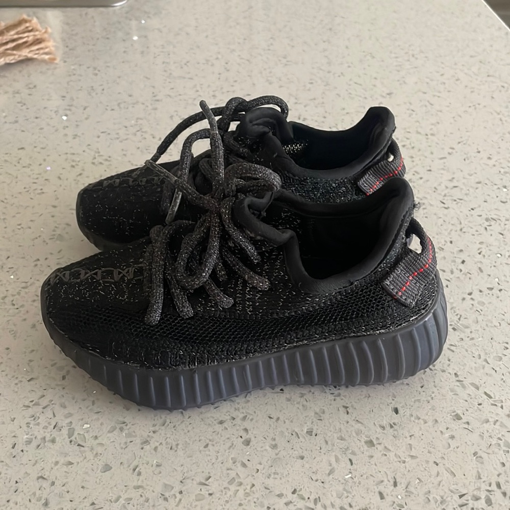 Toddler yeezy sneakers size 10